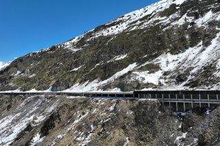 La galerie des Toules, située juste avant le tunnel du Grand-Saint-Bernard sur la route du Grand-Saint-Bernard avait été endommagée par une avalanche en avril. Elle sera remise en état lors des travaux